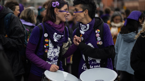 Dos mujeres durante la manifestación del 8M en Madrid. Archivo.