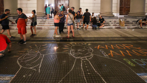 Imagen de gente reunida para pedir por la salud del Papa Francisco frente a la Catedral de Buenos Aires el viernes 7 de marzo en Buenos Aires (Argentina).