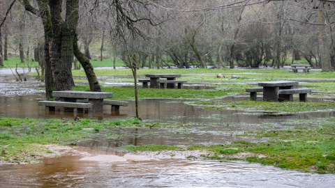 Bancos cubiertos de agua en el área recreativa de la Chopera en Madrid el 7 de marzo de 2025. Bancos cubiertos de agua en el área recreativa de la Chopera en Madrid el 7 de marzo de 2025.