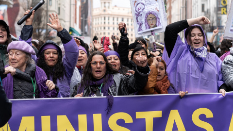 Varias personas durante la manifestación convocada por la Comisión 8M por el Día de la Mujer, a 8 de marzo de 2025, en Madrid (España). Varias personas durante la manifestación convocada por la Comisión 8M por el Día de la Mujer, a 8 de marzo de 2025, en Madrid (España).