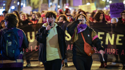 Participants en la manifestació del 8-M de 2025 a Barcelona. Dues participants criden consignes pel micròfon a la manifestació feminista d'aquest 8-M a Barcelona.