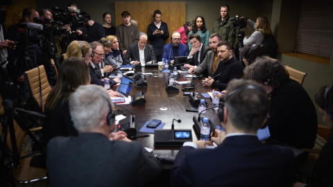 9fc16708e3a9ebc01f02cb21b268f88f95db1624 El presidente ucraniano, Volodímir Zelenski mantiene una reunión con periodistas ucranianos y británicos, a 3 de marzo de 2025, en Kiev.