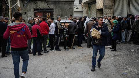 fa9973c6b337ba54f2659d5a4623680c8bd3bcc2 Civiles sirios hacen cola frente a una panadería tras la violencia vivida en días anteriores en la ciudad costera de Jableh (Latakia), a 9 de marzo de 2025.
