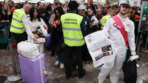 trenesbcn Pasajeros en la estación de Sants de Barcelona, después de que la línea del alta velocidad haya quedado quedara completamente cortada unas dos horas este pasado sábado.