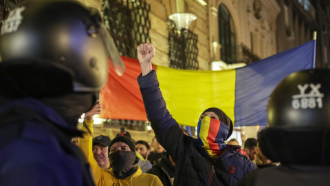 Simpatizantes de Calin Georgescu gritan consignas durante una protesta frente a la Oficina Central Electoral en Bucarest, Rumanía, 09 de marzo de 2025.