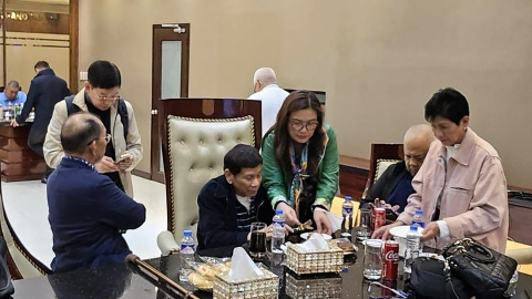 El expresidente de Filipinas, Rodrigo Duterte (centro), dentro de la base aérea Villamor en Pasay, Metro Manila, después de llegar de Hong Kong, a 11 de marzo de 2025.