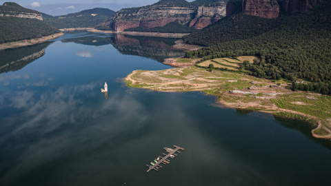 Vista panoràmica de l'embassament de Sau i de l'embarcador de la zona recreativa, que al gener no tenien aigua Vista panoràmica de l'embassament de Sau i de l'embarcador de la zona recreativa, que al gener no tenien aigua