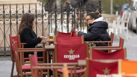 Varias personas en la terraza de una bar, a 4 de diciembre de 2023, en Madrid.