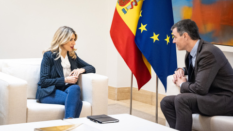 El presidente del Gobierno, Pedro Sánchez, junto a la vicepresidenta segunda Yolanda Díaz, este martes en Moncloa.