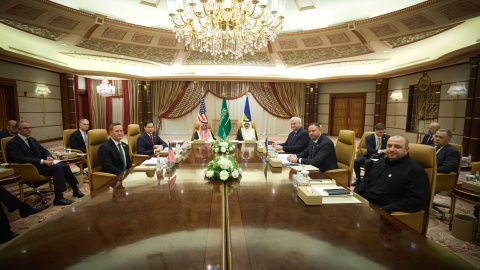 Las delegaciones de EEUU y Ucrania, reunidas en Arabia Saudí, a 11 ed marzo de 2025. Las delegaciones de EEUU y Ucrania, reunidas en Arabia Saudí, a 11 ed marzo de 2025.