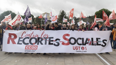 Miembros de los sindicatos UGT y CCOO rodean las Cortes de Castilla y León como protesta contra los recortes sociales y los presupuestos de la Junta para 2023, a 23 de diciembre de 2022.