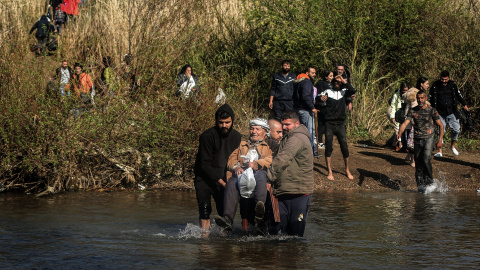 Refugiados alauitas huyem de Siria en dirección a Líbano. Refugiados alauitas huyem de Siria en dirección a Líbano.