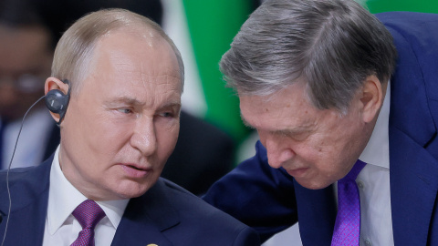 putin El presidente ruso, Vladímir Putin, habla con su asesor, Yuri Ushakov, durante una sesión plenaria en Kazán, a 24 de octubre de 2024.