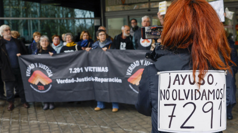 documental-covid-residencias-madrid MADRID, 06/03/2025.- Miembros de la Asociación 7291 Verdad y Justicia se concentran frente a la Asamblea de Madrid este jueves para tratar de entregar a la presidenta de la comunidad de Madrid, Isabel Díaz Ayuso, las cartas que le han dirigido los familiares de las víctimas en las residencias en la primera ola de la pandemia. EFE/Chema Moya
