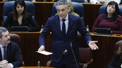 El consejero de Medio Ambiente del gobierno madrileño, Carlos Novillo Piris, interviene en la sesión de control celebrada en el pleno de la Asamblea de Madrid este jueves. El quinto aniversario del inicio de la pandemia del coronavirus y las cifras de lo El consejero de Medio Ambiente del gobierno madrileño, Carlos Novillo Piris, interviene en la sesión de control celebrada en el pleno de la Asamblea de Madrid este jueves. El quinto aniversario del inicio de la pandemia del coronavirus y las cifras de los muertos en las residencias de mayores son el tema central de este pleno.