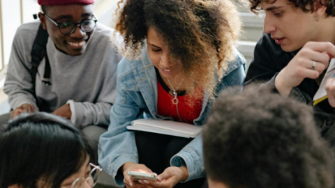 Jóvenes mirando el móvil