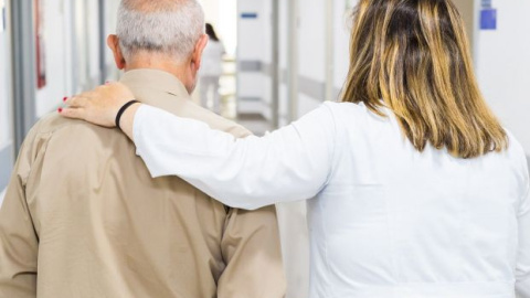 edadismo-salud_1_621x621 Una sanitaria acompaña a un paciente mayor en un centro sanitario