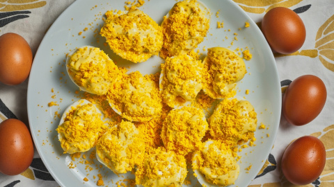 huevos-mimosa Imagen de un plato de huevos a la mimosa.