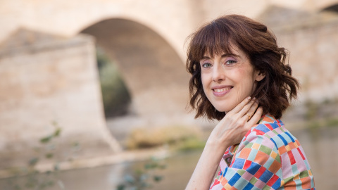 Irene Vallejo, en el Puente Romano de Zaragoza.