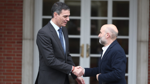 Sánchez Rego El presidente del Gobierno, Pedro Sánchez, junto con el portavoz del BNG, Néstor Rego, al iniciar su encuentro en Moncloa este jueves, 13 de marzo.