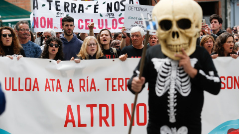 EuropaPress_5987930_varias_personas_protestan_manifestacion_contra_empresa_celulosa_altri_26 Varias personas protestan durante una manifestación contra la empresa de celulosa Altri, a 26 de mayo de 2024, en Palas de Rei.