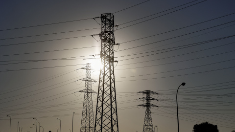 Vista de una torre de alta tensión en Madrid.