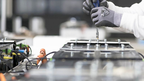 Una 'inyección' creada por IA acabará con el mayor problema de los coches eléctricos: multiplicará por ocho la vida útil de sus baterías