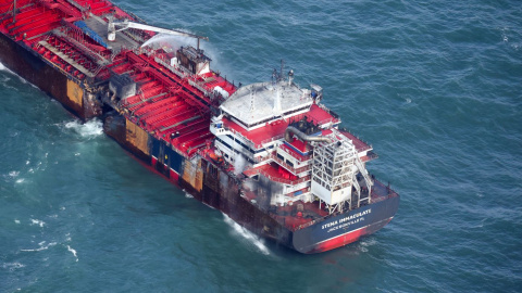 Stena REUTERS El agua fluye a través de un casco dañado del buque petrolero Stena Immaculate tras colisionar con un carguero frente a la costa noreste de Inglaterra, Gran Bretaña, el 11 de marzo de 2025.