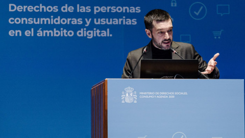 El ministro de Derechos Sociales, Consumo y Agenda 2030, Pablo Bustinduy, durante un acto con motivo del Día Mundial de las Personas Consumidoras, este viernes en Madrid.