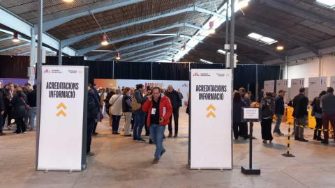 Els assistents al Congrés Nacional d'ERC a la zona d'acreditacions, aquest matí a Martorell.