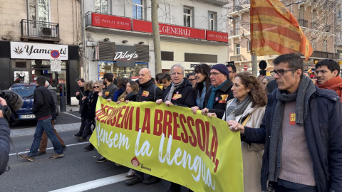 La pancarta amb representants de les entitats i els partits.