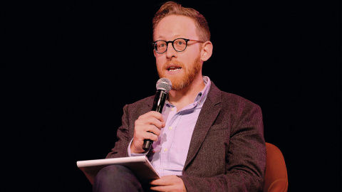 Andrew Marantz. Fotografía del escritor Andrew Marantz en una charla