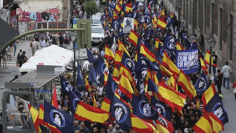 Manifestación fascista Manifestantes marchan bajo el lema "Defiende España, defiende a tu pueblo", convocados por el colectivo de extrema derecha Hogar Social Madrid en Madrid el 21 de mayo de 2016