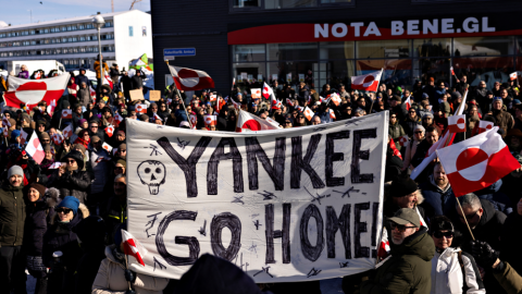 Manifestación en frente del consulado de Estados Unidos en Groenlandia bajo el lema "Groenlandia le pertenece a los groenlandeses" el 15 de marzo de 2025. Manifestación en frente del consulado de Estados Unidos en Groenlandia bajo el lema "Groenlandia le pertenece a los groenlandeses" el 15 de marzo de 2025.