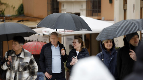 EuropaPress_6576821_varias_personas_protegen_lluvia_malaga_13_marzo_2025_malaga_andalucia Imagen de archivo de varias personas protegiéndose de la lluvia en Málaga. a 13 de marzo de 2025.