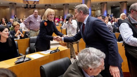 El líder del Partido Popular, Alberto Núñez Feijóo, saluda a la exministra de Cultura y expresidenta de la Comunidad de Madrid, Esperanza Aguirre, durante las jornadas ‘Constitución y reconstitución’, en el Congreso de los Diputados, a 4 de diciembre de 2 El líder del Partido Popular, Alberto Núñez Feijóo, saluda a la exministra de Cultura y expresidenta de la Comunidad de Madrid, Esperanza Aguirre, durante las jornadas ‘Constitución y reconstitución’, en el Congreso de los Diputados, a 4 de diciembre de 2024, en Madrid (España).