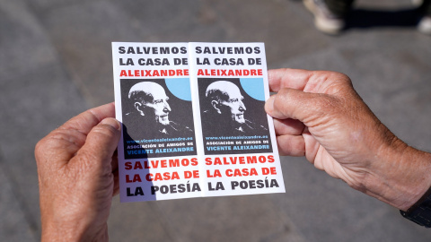 Un cartel en el que se lee: Salvemos la casa de Aleixandre, salvemos la casa de la poesía, durante una manifestación por la protección y salvaguarda de la casa del poeta Vicente Aleixandre. Archivo.