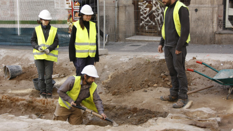 Operarios en la excavación arqueológica en la calle de la Fusteria. Operarios en la excavación arqueológica en la calle de la Fusteria.