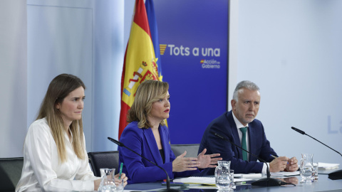 La vicepresidenta tercera y ministra para la Transición Ecológica y el Reto Demográfico, Sara Aagesen (izda.-dcha.), la ministra de Educación, Formación Profesional y Deportes y portavoz del Gobierno, Pilar Alegría, y el ministro de Política Territorial y Memoria Democrática, Ángel Víctor Torres