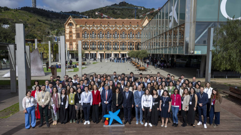 Foto de familia de la entrega de becas en el Museo de la Ciencia CosmoCaixa Foto de familia de la entrega de becas en el Museo de la Ciencia CosmoCaixa