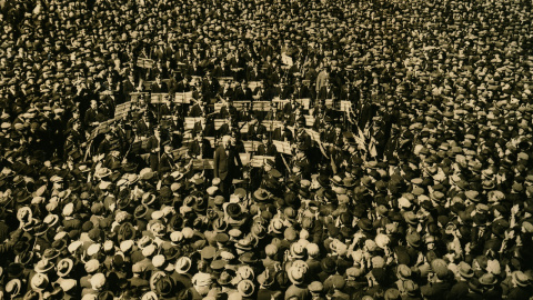 Richard Strauss dirigint la Banda Municipal de Barcelona a la Plaça de Sant Jaume l'any 1925
