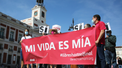 (Foto de ARCHIVO)Un grupo de personas se reúne sosteniendo pancartas y carteles durante la concentración de la asociación Derecho a Morir Dignamente (DMD) en la Puerta del Sol, a 25 de junio de 2021, en Madrid, (España). Esta concentración celebra la entrada en vigor de la ley de la eutanasia, la cual permite que aquellos pacientes que se encuentren en un contexto de ‘padecimiento grave, crónico e imposibilitante o enfermedad grave e incurable, causantes de un sufrimiento intolerable’ puedan ponerla en práctica. La comisión de evaluación autonómica deberá elegir a dos expertos (uno de ellos jurista) que evalúen el caso. Ambos deben de estar de acuerdo en su decisión, de lo contrario, será el pleno de la comisión quien la tome.Cézaro De Luca / Europa Press25 JUNIO 2021;MADRID;CONCENTRACIÓN;LEY EUTANASIA;DERECHO A MORIR DIGNAMENTE25/6/2021