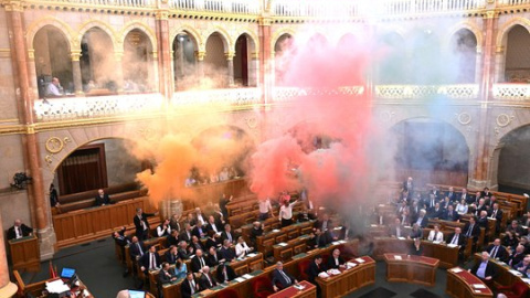 Bengalas en el Parlamento húngaro contra Orbán y su ley contra el Orgullo Hungría aprueba una norma que prohíbe el desfile del Orgullo
