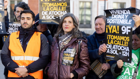 Activistas del movimiento Hábitat 24 y la PAH, reparten octavillas, en la Puerta del Sol, a 6 de febrero de 2025.