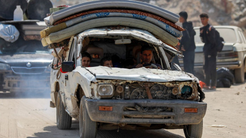 Gaza Una familia palestina abandona el norte de Gaza tras las órdenes de evacuación del Ejército de Israel.