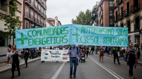 Varias personas sostienen una pancarta que aboga por "más comunidades energéticas y más autoconsumo solar", en una manifestación, a 16 de octubre de 2021, en Madrid. Varias personas sostienen una pancarta que aboga por "más comunidades energéticas y más autoconsumo solar", en una manifestación, a 16 de octubre de 2021, en Madrid.