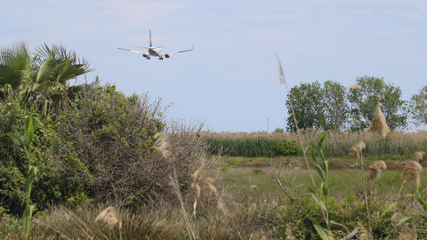Un avió a punt d'aterrar a l'aeroport del Prat