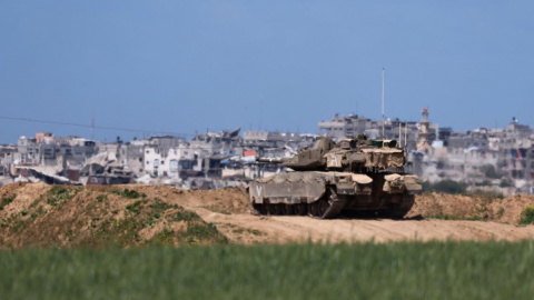 tanque Un tanque israelí se posiciona a lo largo de la frontera sur de Israel con el norte de la Franja de Gaza, a 19 de marzo de 2025.