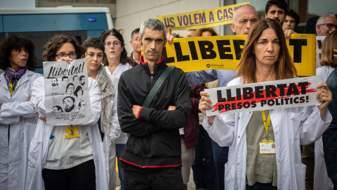 Foto de archivo de Roger Español junto a miembros del personal sanitario del Hospital de Sant Pau. Foto de archivo de Roger Español junto a miembros del personal sanitario del Hospital de Sant Pau.