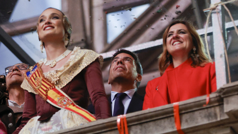 mazoncrema El president de la Generalitat, Carlos Mazón, detrás de la alcaldesa de València, María José Catalá y la fallera mayor, Berta Peiró, durante la Cremà de la falla municipal que pone el broche final a las Fallas de 2025.